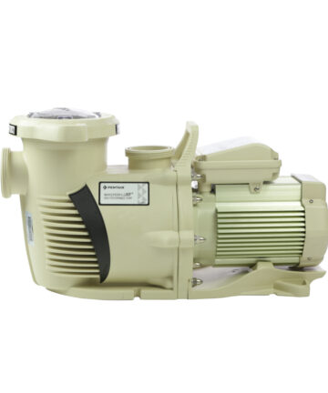 Pentair WhisperFloXF three-phase super-duty pump, beige-coloured with transparent lid for prefilter.